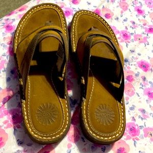 NWOB Ugg sheepskin lining thong sandals